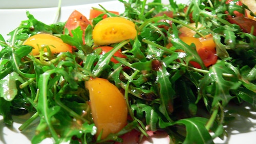 Rukola z pomidorkami cherry
