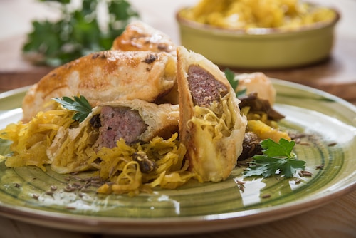 Ruloniki francuskie z białą kiełbasą, kapustą kiszoną i curry