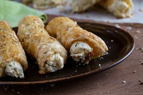 Rurki z ciasta francuskiego na słono z pastą jajeczną