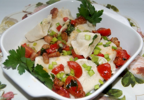 Ruskie pierogi z ziołowym sosem 