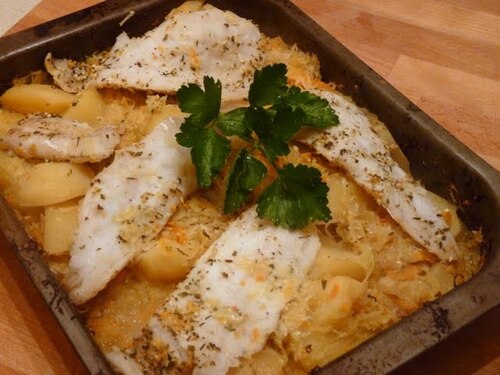 Ryba pieczona z kapustą kiszoną