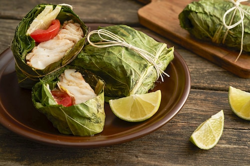 Ryba z rusztu w liściach chrzanu z harissą i limonką