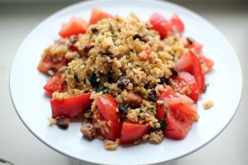 Ryż smażony z jajkiem, boczkiem i dodatkami