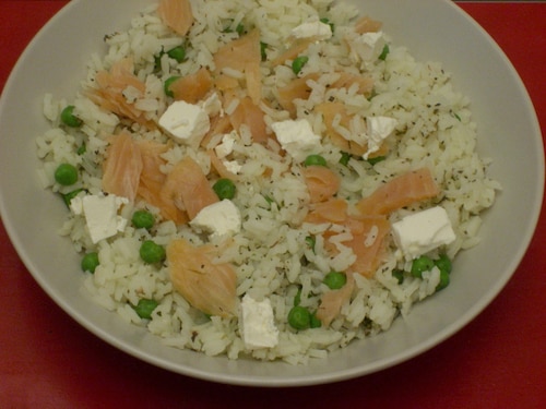 Ryż z groszkiem, łososiem i fetą