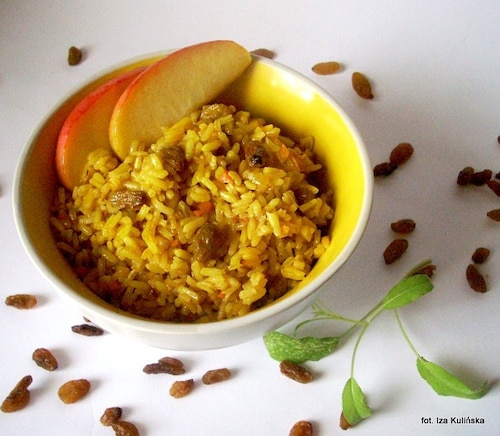 Ryż z jabłkiem i rodzynkami, jako dodatek do mięs