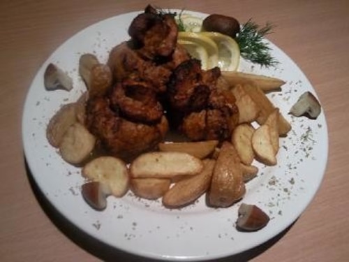 Sakiewki faszerowane boczkiem , pieczoną szynka i warzywami