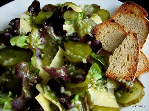 Sałata dębowa z ogórkiem, serem i grzankami 