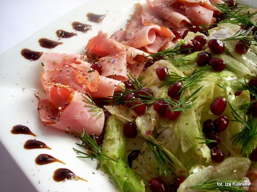 Sałata lodowa z szynką, granatem i suszonymi kwiatami