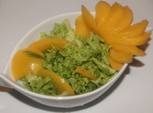 Sałata strzępiasta z brzoskwinią 