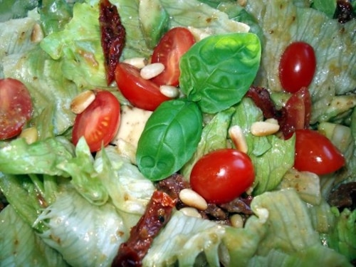 Sałata z awokado, suszonymi pomidorami i orzeszkami pinii 