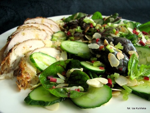 Sałata z buraczka liściastego i szpinaku, z pieczonym kurczakiem