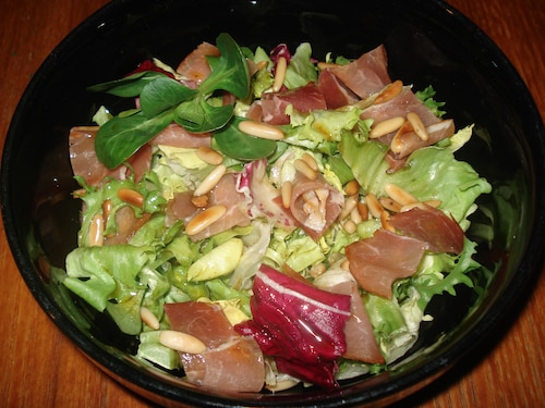 Przepis na Sałata z delikatną szynką długodojrzewającą i orzechami piniowymi Sałata z delikatną szynką długodojrzewającą i orzechami piniowymi