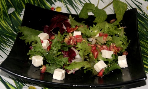 Sałata z Fetą i dresingiem z pestkami granatu