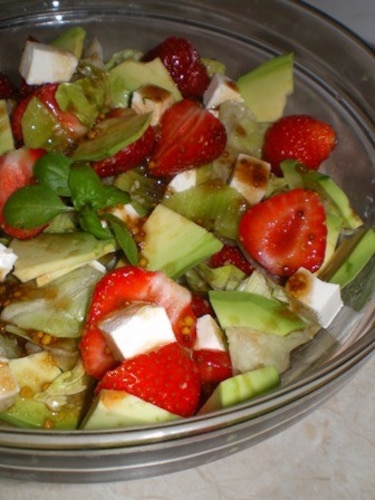 Sałata z fetą, kiwi, truskawkami i awokado