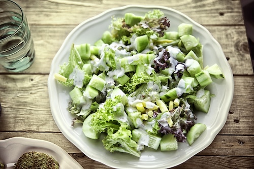 Przepis na Sałata z ogórkiem i fasolką szparagową Sałata z ogórkiem i fasolką szparagową