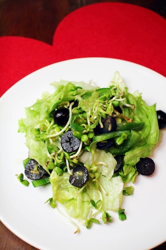 Sałata z papryką, kiełkami i winogronami