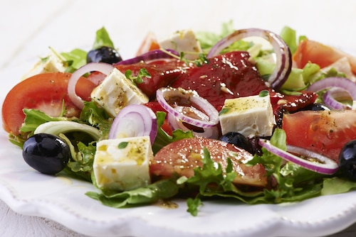 Przepis na Sałata z pieczoną papryką, oliwkami i serem feta Sałata z pieczoną papryką, oliwkami i serem feta
