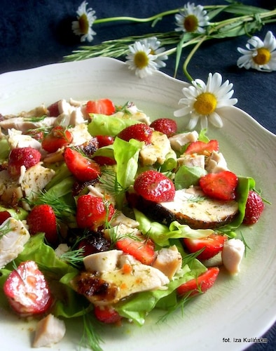 Sałata z pieczonym kurczakiem i truskawkami 