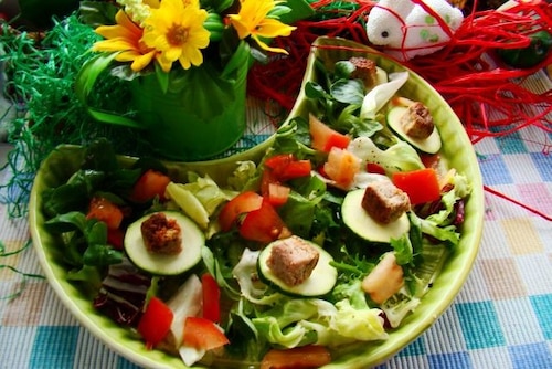 Sałata z pieczonym pasztetem 