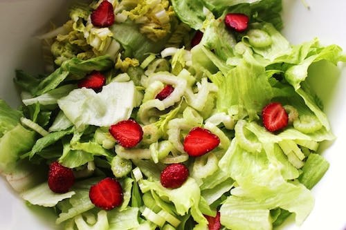 Przepis na Sałata z poziomkami po francusku Sałata z poziomkami po francusku