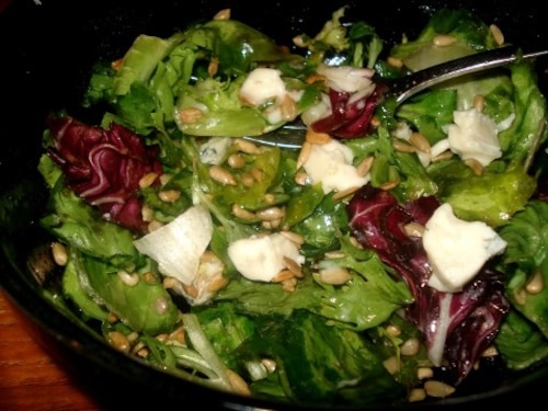 Sałata z serem brie i prażonym słonecznikiem