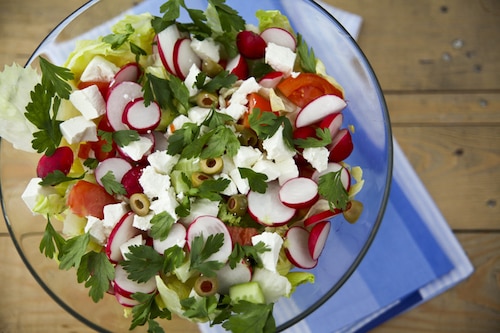 Sałata z serem feta w greckim stylu