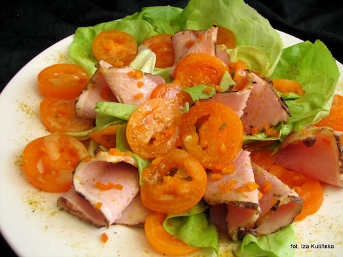 Sałata z szynką i żółtymi pomidorami 