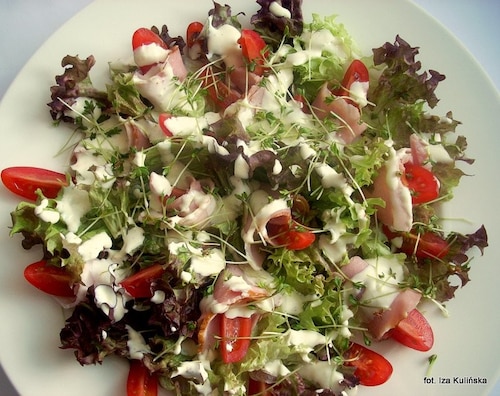 Sałata z szynką, pomidorkami i rzeżuchą 