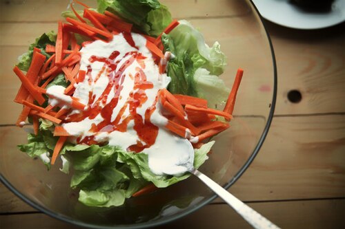 Sałata ze słodko-ostro-kwaśnym sosem