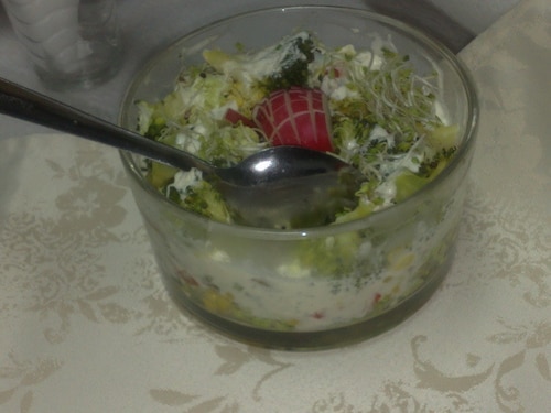 Sałatka brokułowa z kiełkami 