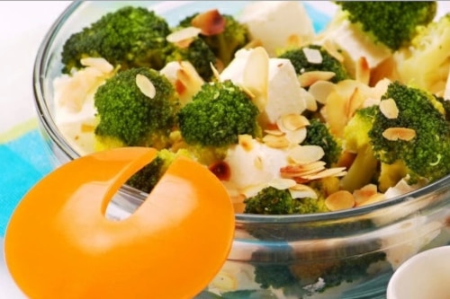 Sałatka brokułowa z migdałami