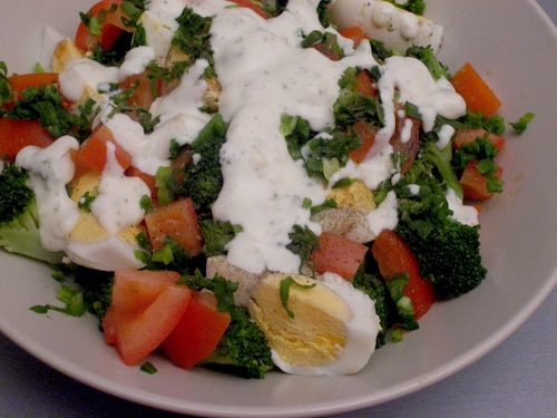 Przepis na Sałatka brokułowa z sosem czosnkowym Sałatka brokułowa z sosem czosnkowym