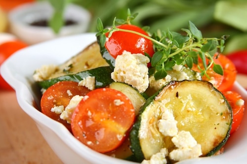 Sałatka z cukinią i serem feta