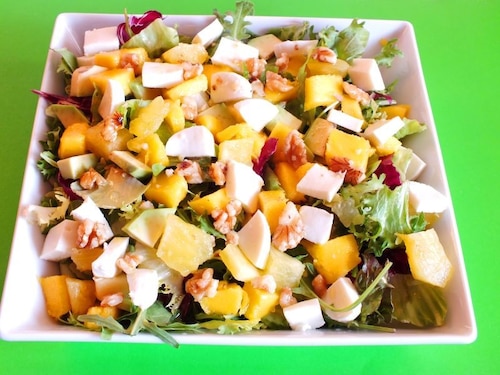 Przepis na Sałatka egzotyczna z mozzarellą Sałatka egzotyczna z mozzarellą