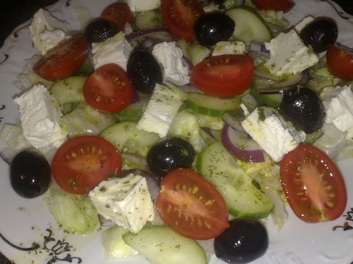 SAŁATKA GRECKA Z SOSEM WINEGRET