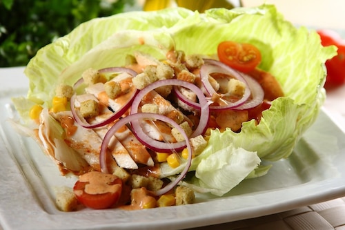Przepis na Sałatka Gyros z sałatą lodową Sałatka Gyros z sałatą lodową