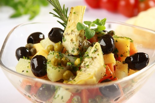 Przepis na Sałatka jarzynowa z czarnymi oliwkami Sałatka jarzynowa z czarnymi oliwkami