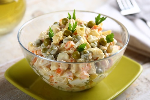Przepis na Sałatka jarzynowa z szynką i sosem tatarskim Sałatka jarzynowa z szynką i sosem tatarskim