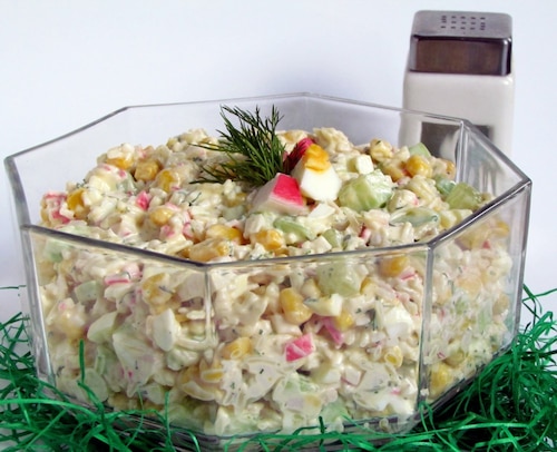 Sałatka krabowa z makaronem i jajkiem