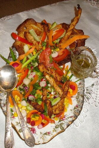 Przepis na sałatka królewska z grillowaną piersią z indyka i muszlą francuską sałatka królewska z grillowaną piersią z indyka i muszlą francuską