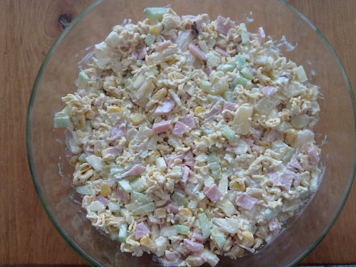 Sałatka makaronowa z ananasem i dodatkami 