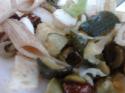 Sałatka makaronowa z cukinią i mozarellą