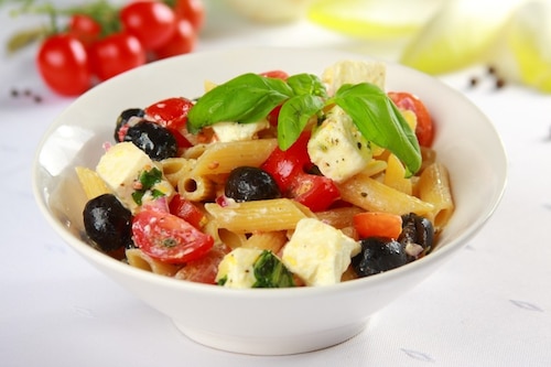 Sałatka makaronowa z fetą i oliwkami