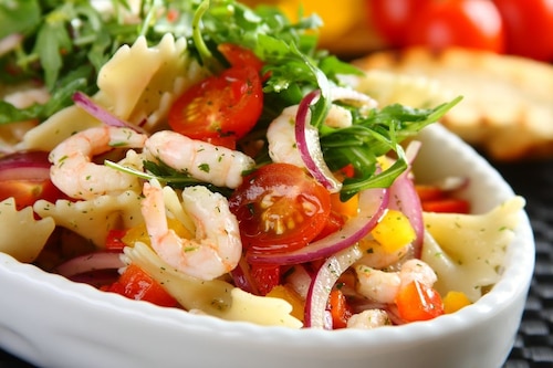 Przepis na Sałatka makaronowa z krewetkami koktajlowymi Sałatka makaronowa z krewetkami koktajlowymi