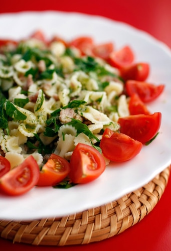 Sałatka makaronowa z mięsem