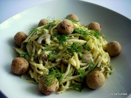 Sałatka makaronowa z pasztetowymi kuleczkami 