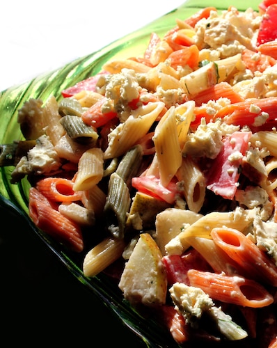 Sałatka makaronowa z sosem z niebieskiego sera