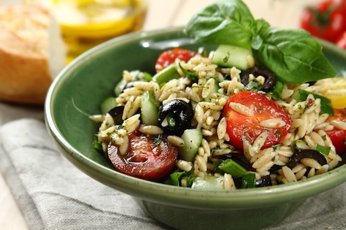 Sałatka z makaronem i pomidorami