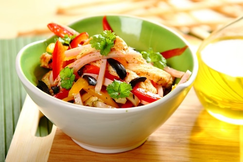 Sałatka paprykowa z soczystym kurczakiem i szynką 