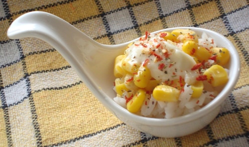 Sałatka ryżowa z chrupiącą kukurydzą i majonezem czosnkowym 